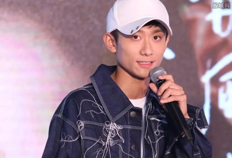 张一山杨紫挽手 一不小心暴露了身高