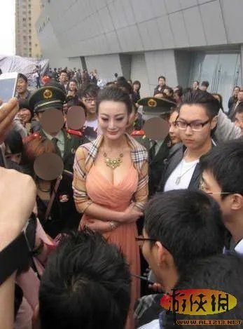 第一乳神！32F豪乳女星王李丹妮车展大秀深沟 