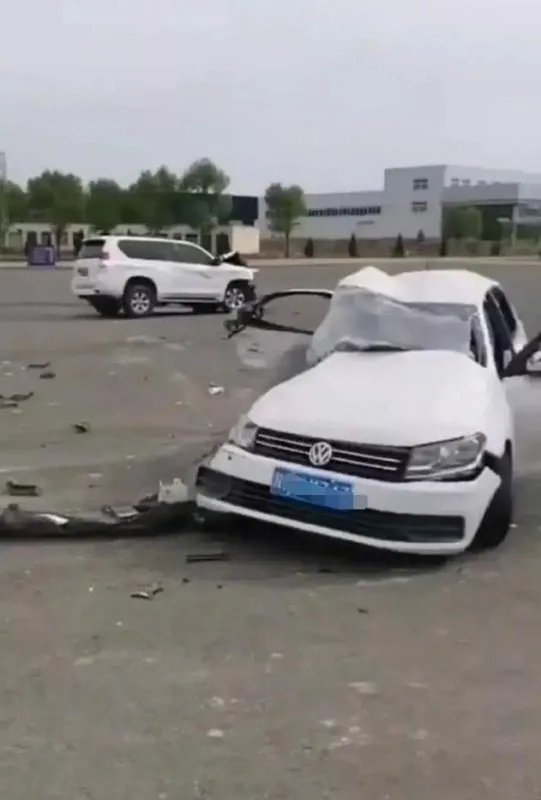 驾校教练车祸2学员身亡，到底是谁违规驾驶引发事故？