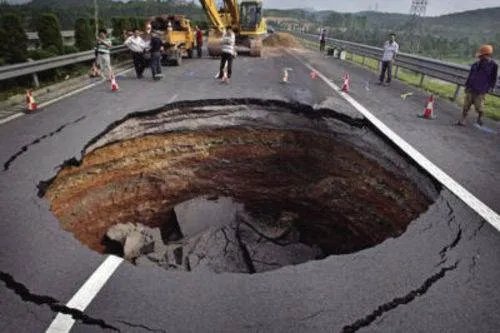 东莞大朗镇一路口突发地陷之后有无造成车辆被埋?