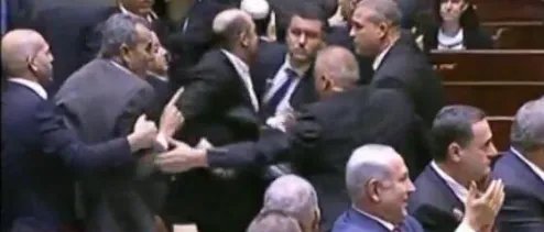 美副总统彭斯演讲遭抗议是什么情况？