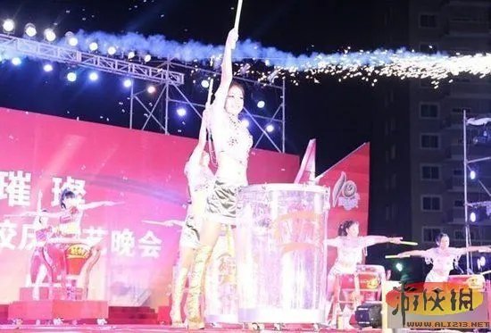 宅男新宠“打鼓妹”曾佳琪爆红网络 秒杀奶茶MM