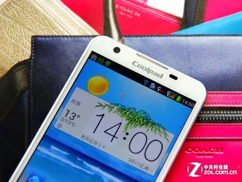 4.7英寸屏幕4核13MP 白色酷派9960图赏