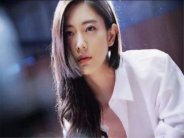 清华女神教授42岁未婚，坦然的做了自己，面对年迈的父母该怎么办？