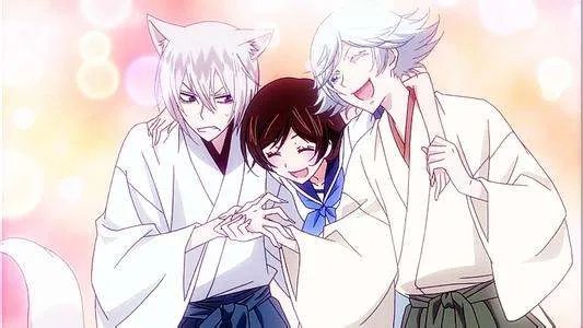 请帮忙找一张动漫彩图，要一个女孩子搂着另两个男孩子