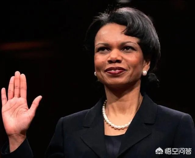 卡扎菲心中女神赖斯，地下室出生从政15年，为何受2位美国总统信赖？