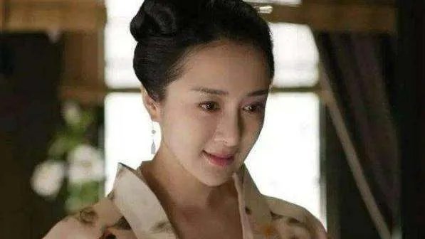 被狗毁掉星途的演员：李依晓没获得一句道歉，为何还要被骂整容脸？