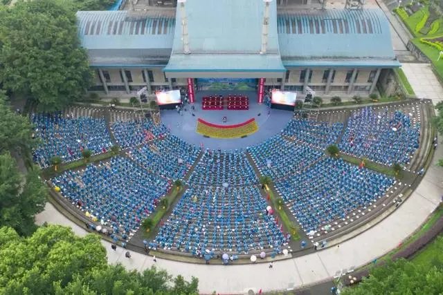 毕业典礼突逢大雨，重庆大学校长致辞竟只说了标题？