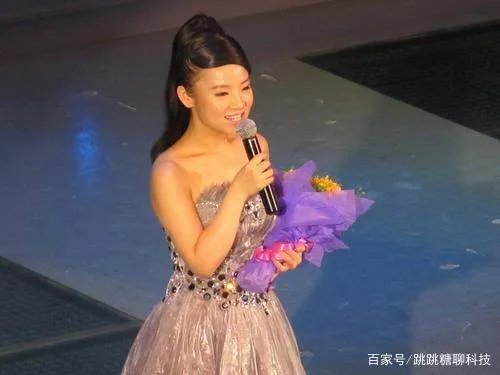 她曾获星光大道冠军，双目失明成当红歌手，婚后成幸福人妻，她是谁？