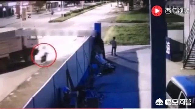 15岁少年飙车意外身亡，过路司机判责51万，你怎么看？