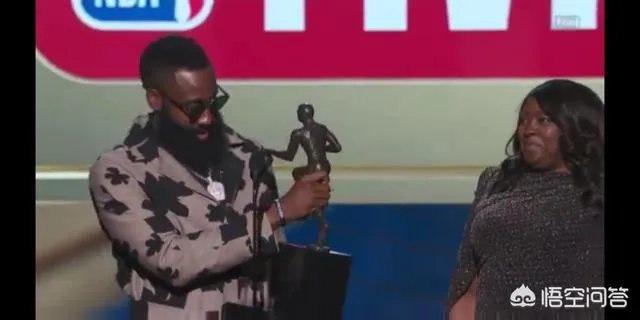 在2018赛季NBA颁奖典礼上，詹姆斯获得了什么奖？他本人没到现场是如何领奖的？