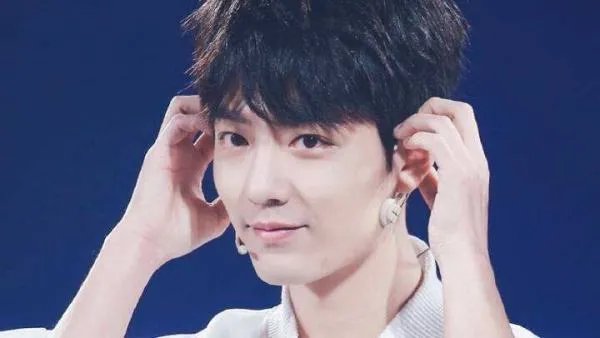 肖战王一博一起火的,为何肖战频繁受到私生饭的骚扰呢?