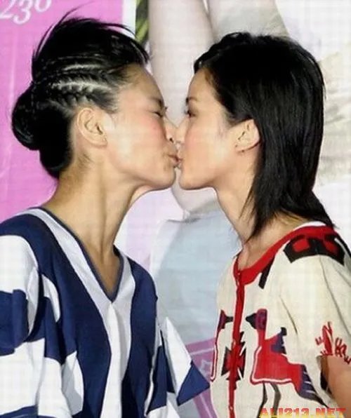 刘诗诗与杨幂 盘点娱乐圈女女同性之吻瞬间