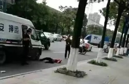 江西一男子当街疯狂殴打一女子，二者有什么矛盾？