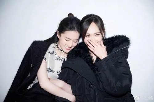 刘亦菲为唐嫣发文庆生，你觉得她晒的唐嫣的照片美吗？