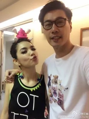 ELLA老公听SHE演唱会做粉丝 后台秀恩爱