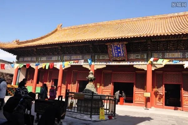 雍和宫恢复开放 游客可网上预约或现场买门票