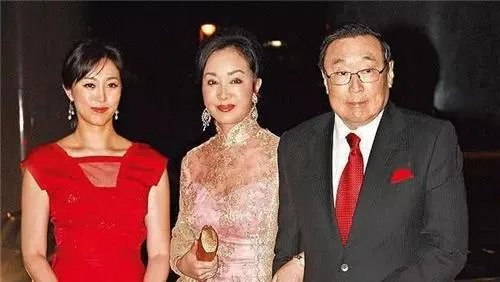 她隐忍小三43年，熬到丈夫去世独得70亿家产，小三是什么结局？