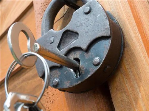 钥匙插在里面,外面用钥匙能开开吗