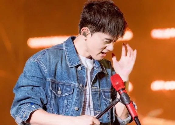 月光露营会：张杰站在宇航员掌心唱《天问》，舞台氛围感如何？