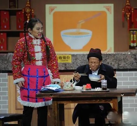 辽宁春晚宋小宝吃面走红 现场喝的真是辣根辣得够呛