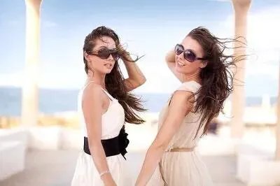 老婆总是去闺蜜家过夜，每次开视频不接说她闺密没穿衣服不方便，为啥？