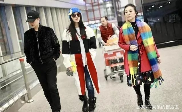 范冰冰全家高调现身机场，网友：花钱摆拍买热搜找骂，你怎么看？