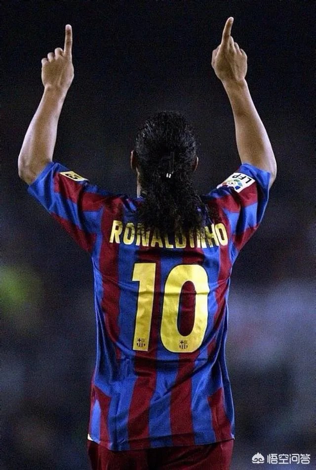 小罗连续4次踢中门柱弹回脚下的视频，你认为是真的吗？