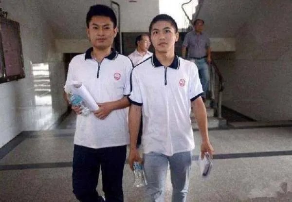 6年前因夺刀救人，从而错过高考的2位少年，后来如何了？