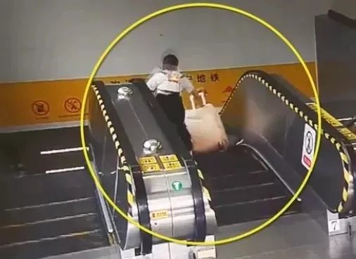 女子乘坐地铁站扶梯时，被滚落的行李箱砸伤，她该如何维护自己的权益？