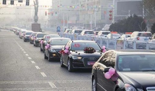 河南大爷大妈国庆组团拦婚车，现场到底发生了什么？