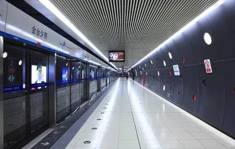 上海地铁二号线出现故障，你认为地铁建立越多越好吗？