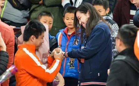 鲁能球迷看台求婚