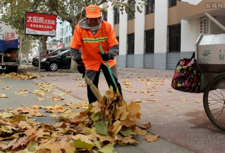 最帅环卫工成网红 在数吨的垃圾帮游客找手机