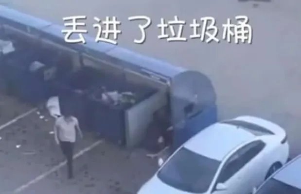 吵架吵不过将女朋友扔垃圾桶 却得网友纷纷点赞是怎么回事
