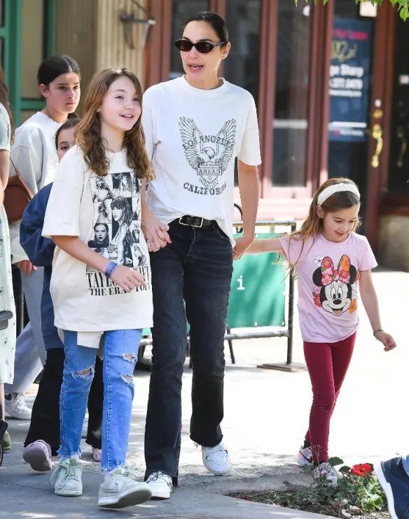 盖尔·加朵近照曝光：带孩子外出！对镜微笑状态不错