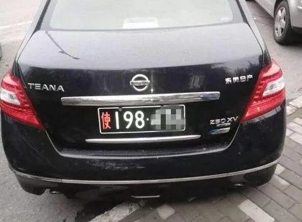 外国大使馆车牌颜色,为什么领事馆的车牌是黑色的呢