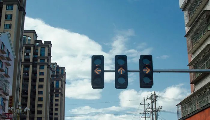 先有红绿灯还是先有汽车 红绿灯和汽车哪个先有