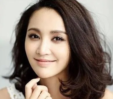 方脸型与发型的搭配：散发女性成熟魅力方脸发型