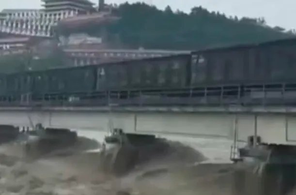 8100吨重车压梁应对洪峰过境是在哪里？