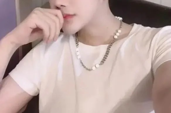 男子整形后称没法靠颜值吃饭了 隆鼻后留疤颜值下降