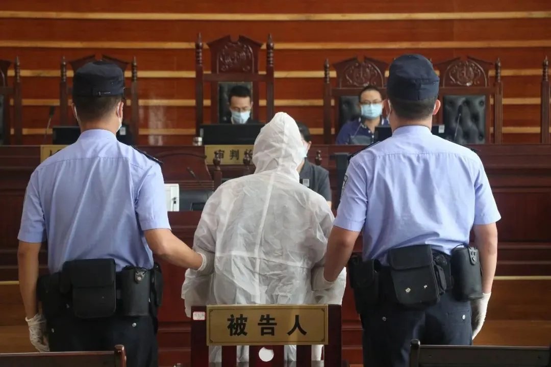 男子外出打麻将致2人确诊获刑2年,此事详情始末是什么?