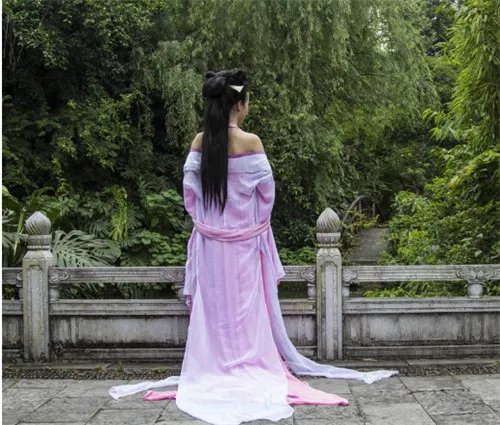 女子穿五年汉服上下班  回头率100%，被路人喊“仙女”!