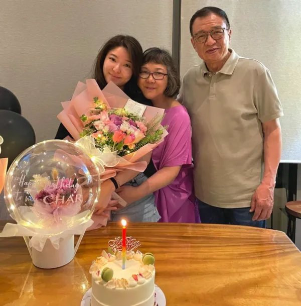 许绍雄宣布女儿订婚,24岁爱女被男友跪地求婚,他们之间是如何相识的?