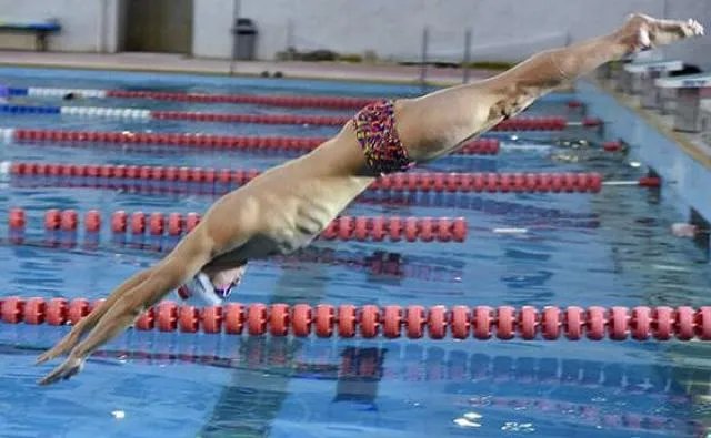 如何看待疯狂女粉丝在孙杨广告牌上画金牌？