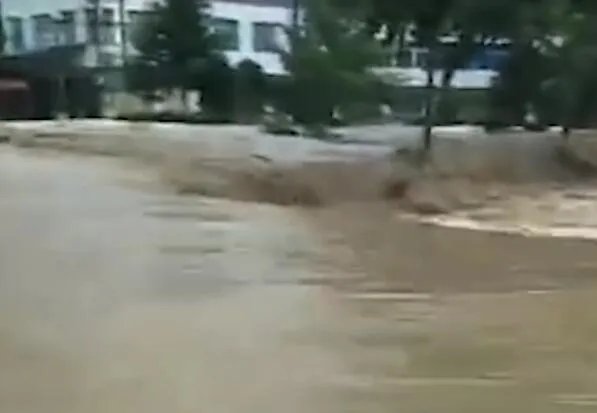 洪水袭来妻子遇难前发诀别短信 好好找找还有一点存款