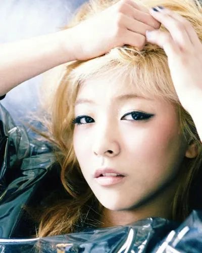 fx组合luna整容事件真相曝光 双胞胎姐姐亮相证清白