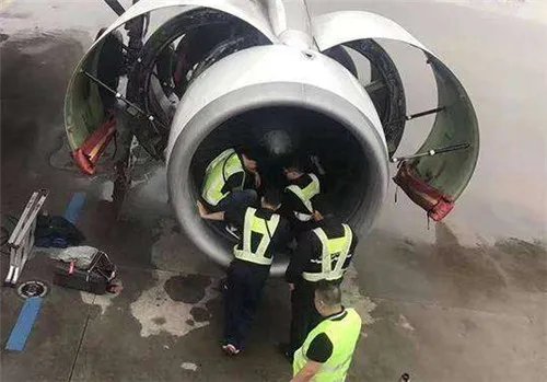 恐怖!乘客向发动机投掷硬币 若飞机起飞会有什么后果?