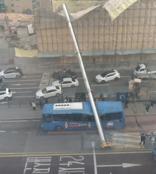 韩国首尔塔吊倒塌砸中公交车有人死伤吗？