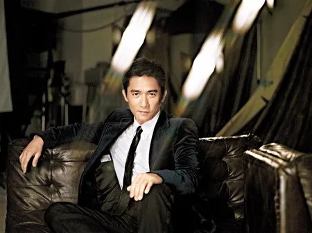 港媒曝梁朝伟新动态，打扮朴素路人认不出，他到底有多低调？